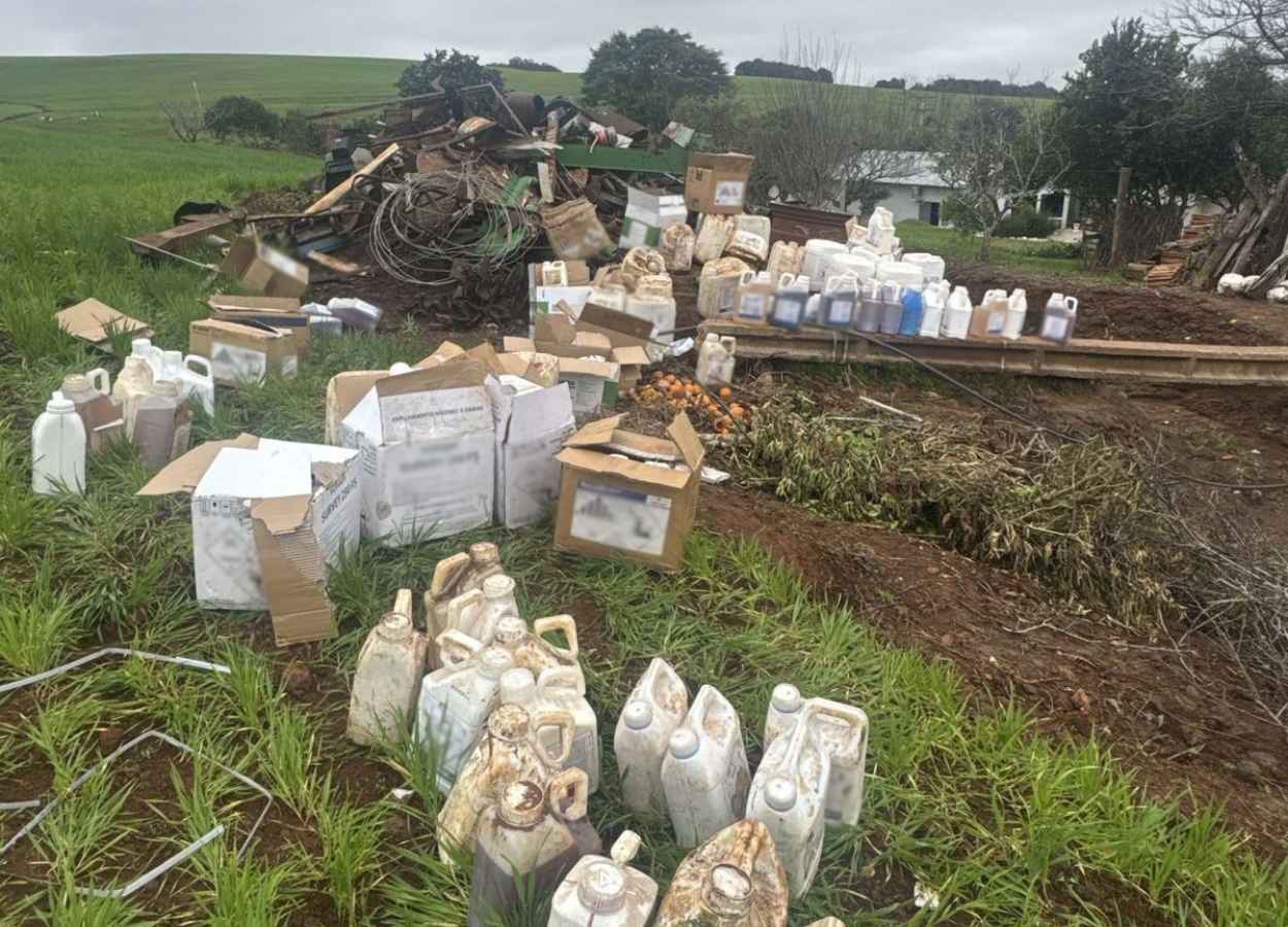 Fiscais e policiais encontram produtos escondidos em tanque; valor estimado é de R$ 100 mil