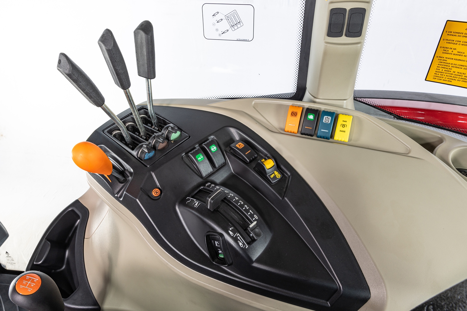 A disposição dos comandos segue a lógica ergonômica global da marca, facilitando o acesso ao operador&nbsp;&nbsp;
