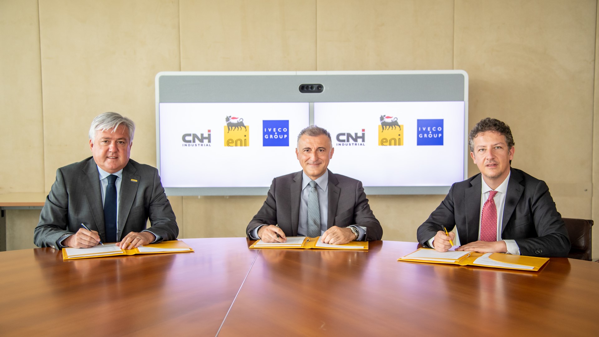 CNH Industrial e Grupo Iveco assinaram memorando de entendimento para iniciativas conjuntas de sustentabilidade na agricultura e transportes