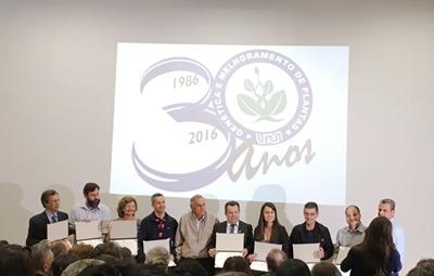 Programa de Pós-Graduação da UFLA completa 30 anos e homenageia parceiros