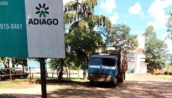 Caminhão com embalagens irregulares de defensivos é apreendido em Goiás