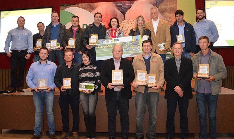 ​Cotrijal e Syngenta premiam produção recorde de soja e trigo