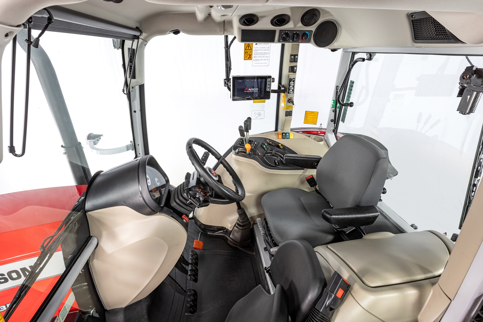 A cabina oferece visibilidade de 360° e um novo sistema de ar-condicionado com recirculação, para ambientes com alta incidência de poeira