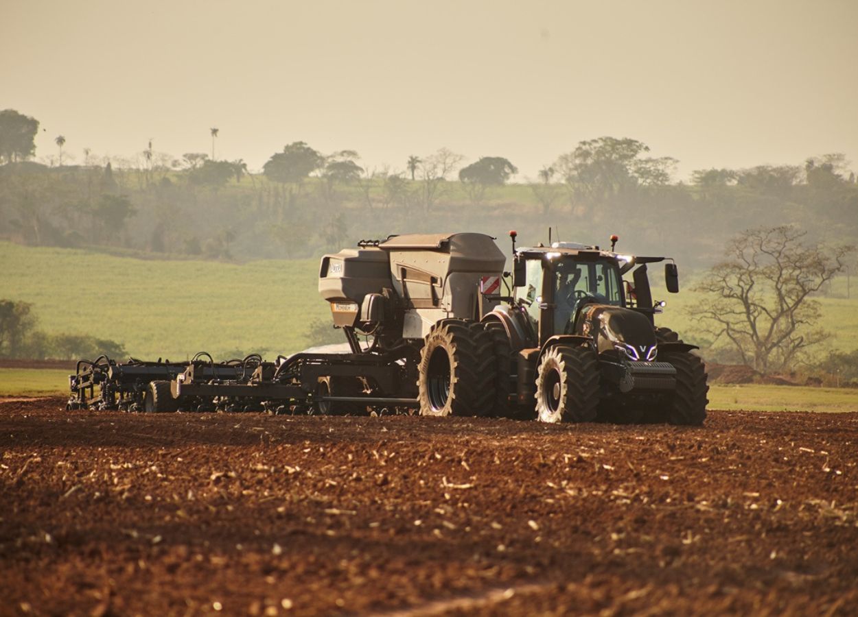 Valtra presenta tractores y otras máquinas en Agroactiva 2025