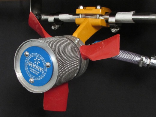 Atomizador rotativo com mecanismo de ajuste do ângulo da pá da hélice.