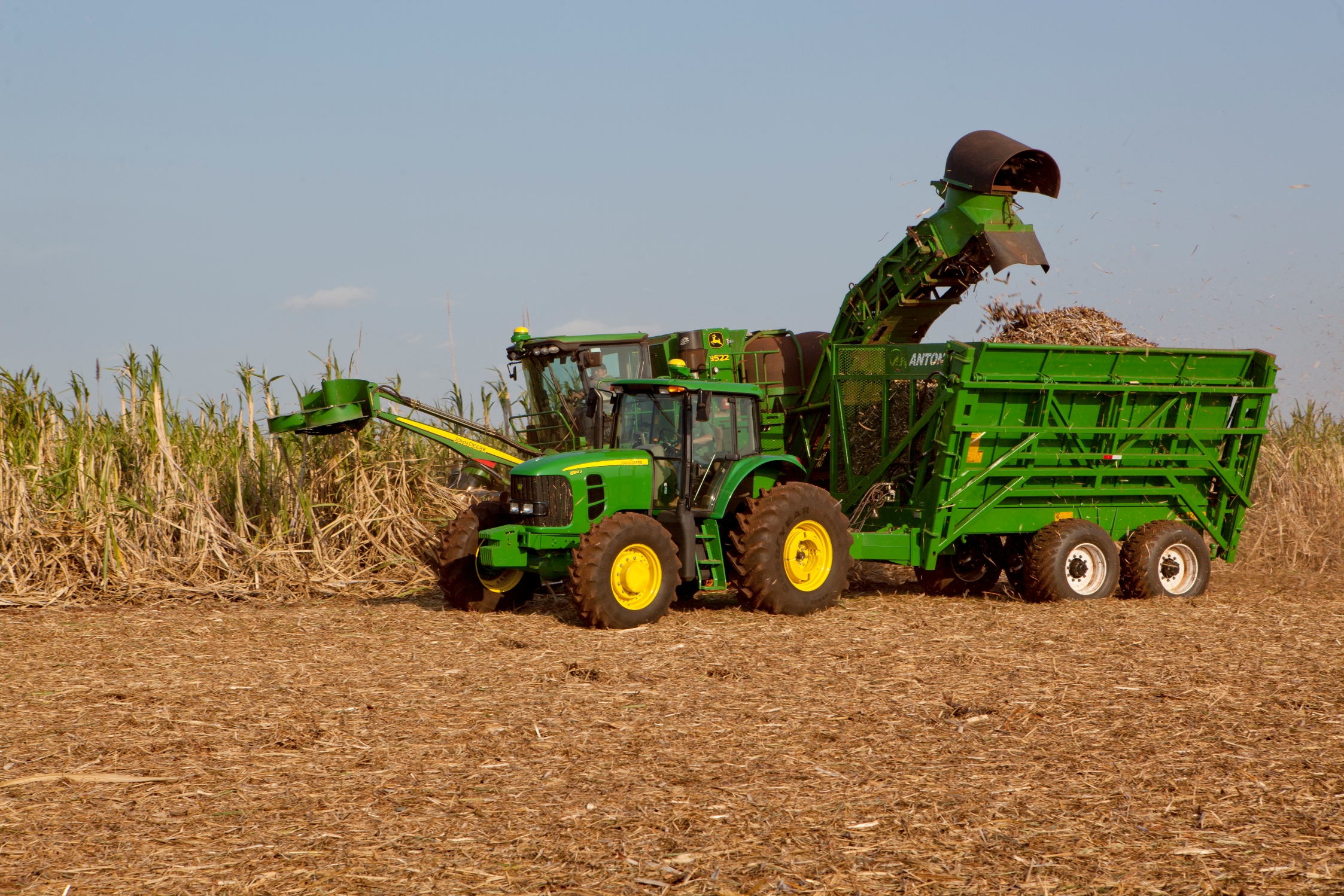 O sistema mecanizado realiza toda a colheita de cana crua, por meio de máquinas, utilizando-se da colhedora e do conjunto trator e transbordo.