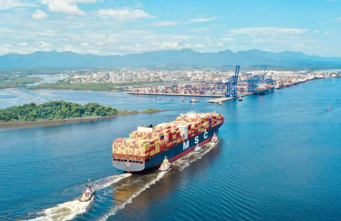 Maior navio porta-contêineres em comprimento a atracar em Paranaguá chega à TCP
