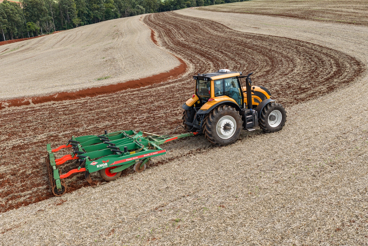 A Série M5 adota transmissão PowerShift sincronizadaHiTech3 Plus, com 18 marchas à frente e 18 à ré&nbsp;