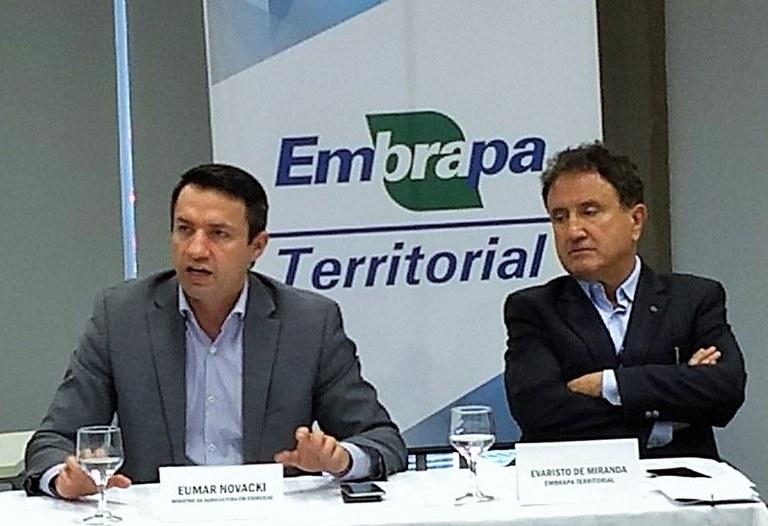 Em Campinas (SP), ministro interino Eumar Novacki trata de preservação na Embrapa Territorial