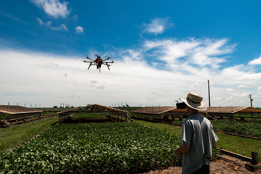 Pulverização de soja com drones terá destaque em Dia de Campo na Embrapa Soja