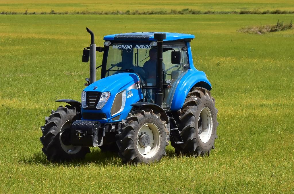 Teste de campo com trator H125 da LS Tractor na cultura do arroz