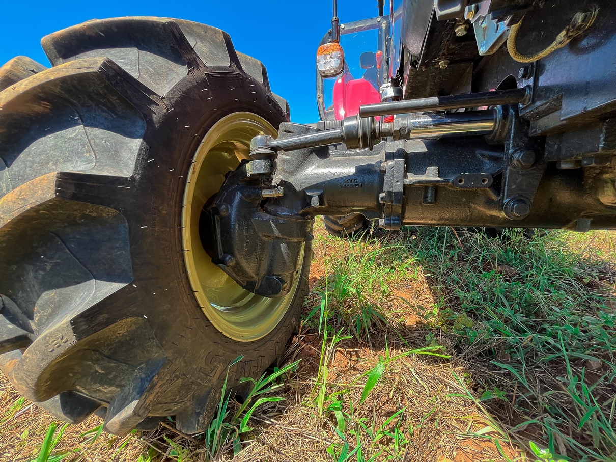 The front axle is shielded, with pairs of conical gears instead of crossheads, which provide an elevation of the axle in relation to the wheels and reduces the need for maintenance.