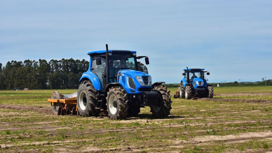 A sul-coreana LS Tractor tem fábrica no Brasil e está consolidada, com lojas em todo o território brasileiro, apostando num mercado de tratores com bastante acessórios e tecnologias