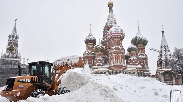 Máquina CASE mostra potência contra uma das nevascas mais fortes de Moscou