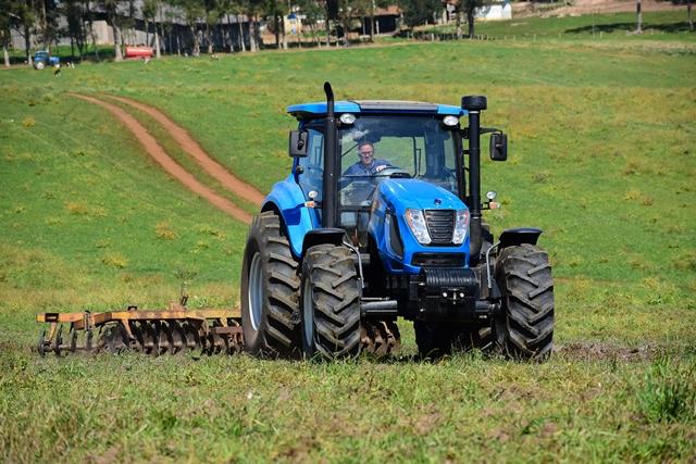 Test Drive tractor LS Tractor H125
