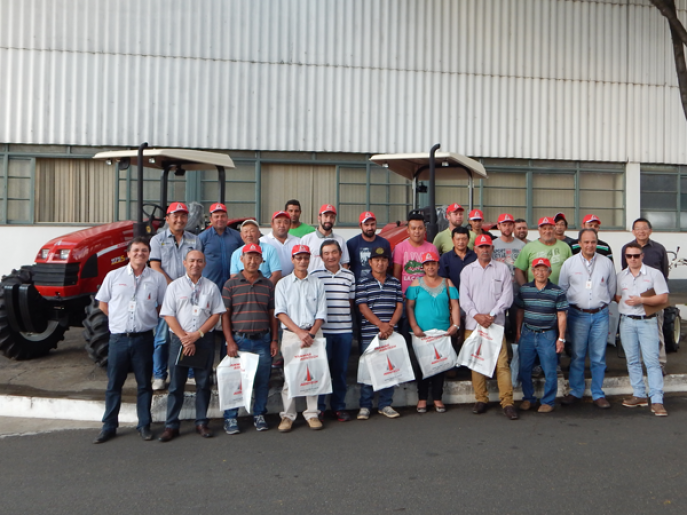 Agricultores da região de Mogi das Cruzes (SP) visitam a fábrica Agritech