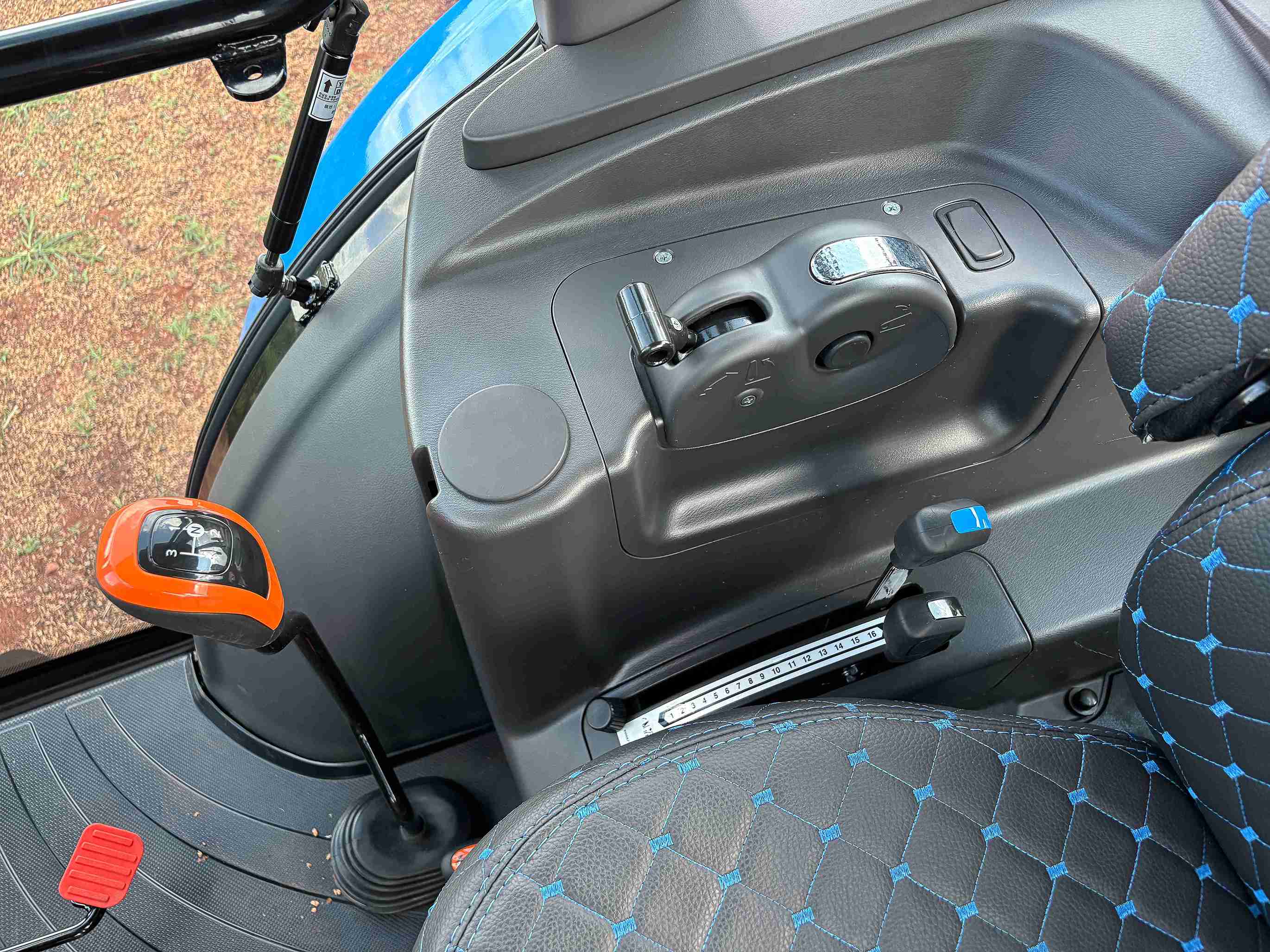 Os principais comandos de transmissão e sistema hidráulico estão distribuídos ergonomicamente nas duas laterais do operador e junto ao volante
