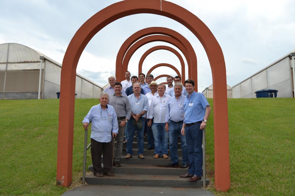 Dirigentes da Aprosoja-MT conhecem no PR tecnologia em genética da TMG
