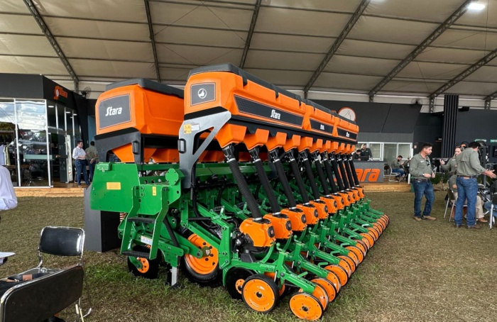 Com plantadeira Eva, Stara apresenta tecnologias na AgroBrasília 2025