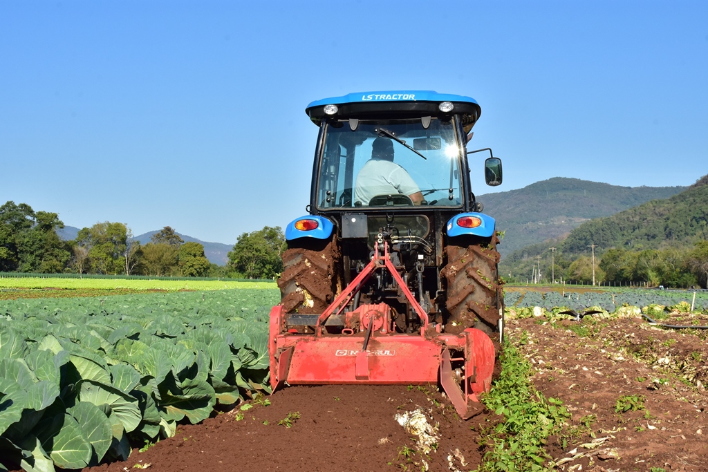 O modelo U60 cabinado é utilizado no cultivo de hortaliças durante o outono e inverno e no cultivo de milho na mesma área no período de verão