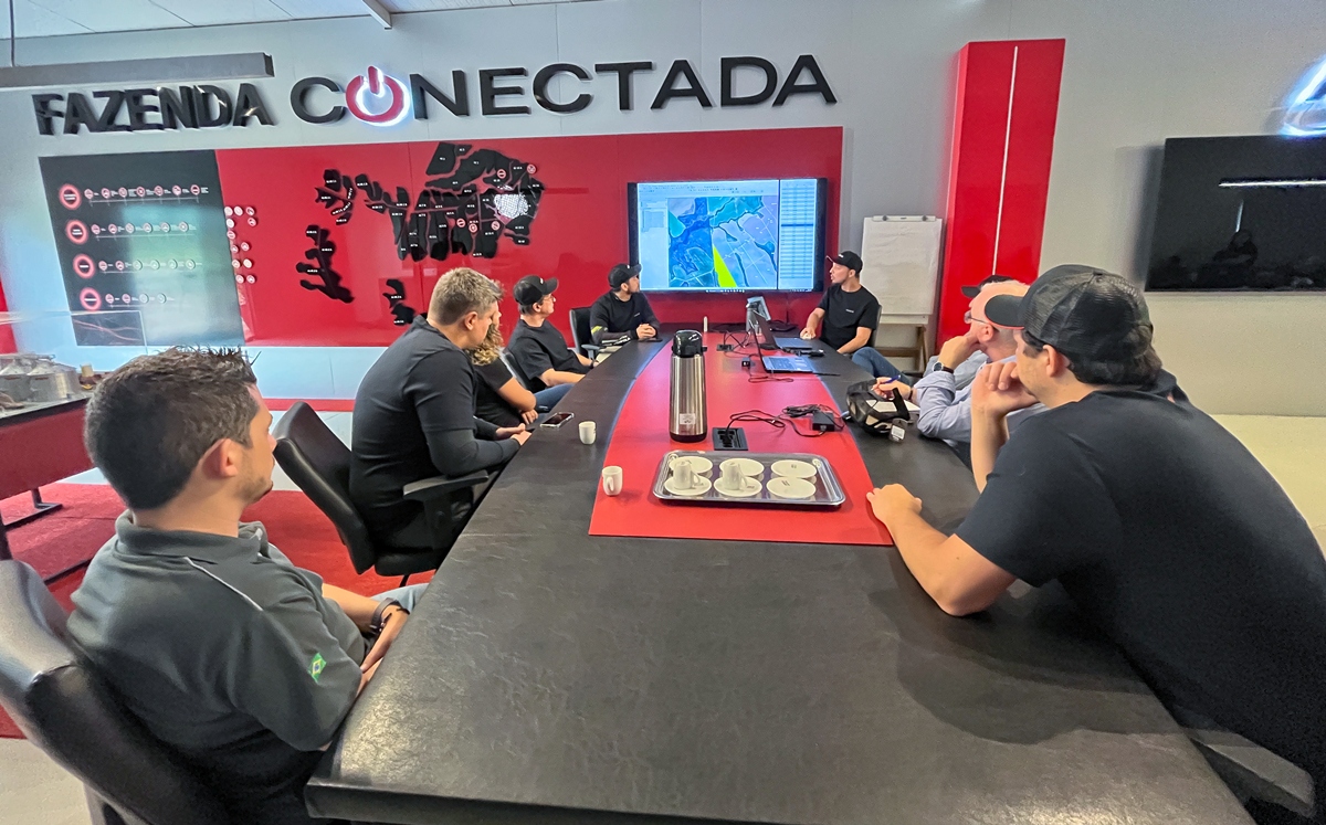 O desafio foi realizado por uma equipe de especialistas em aplicação com drones na Fazenda Conectada Case IH, 100% conectada, que sedia um projeto pioneiro representando um dos valores da Agricultura Digital da marca