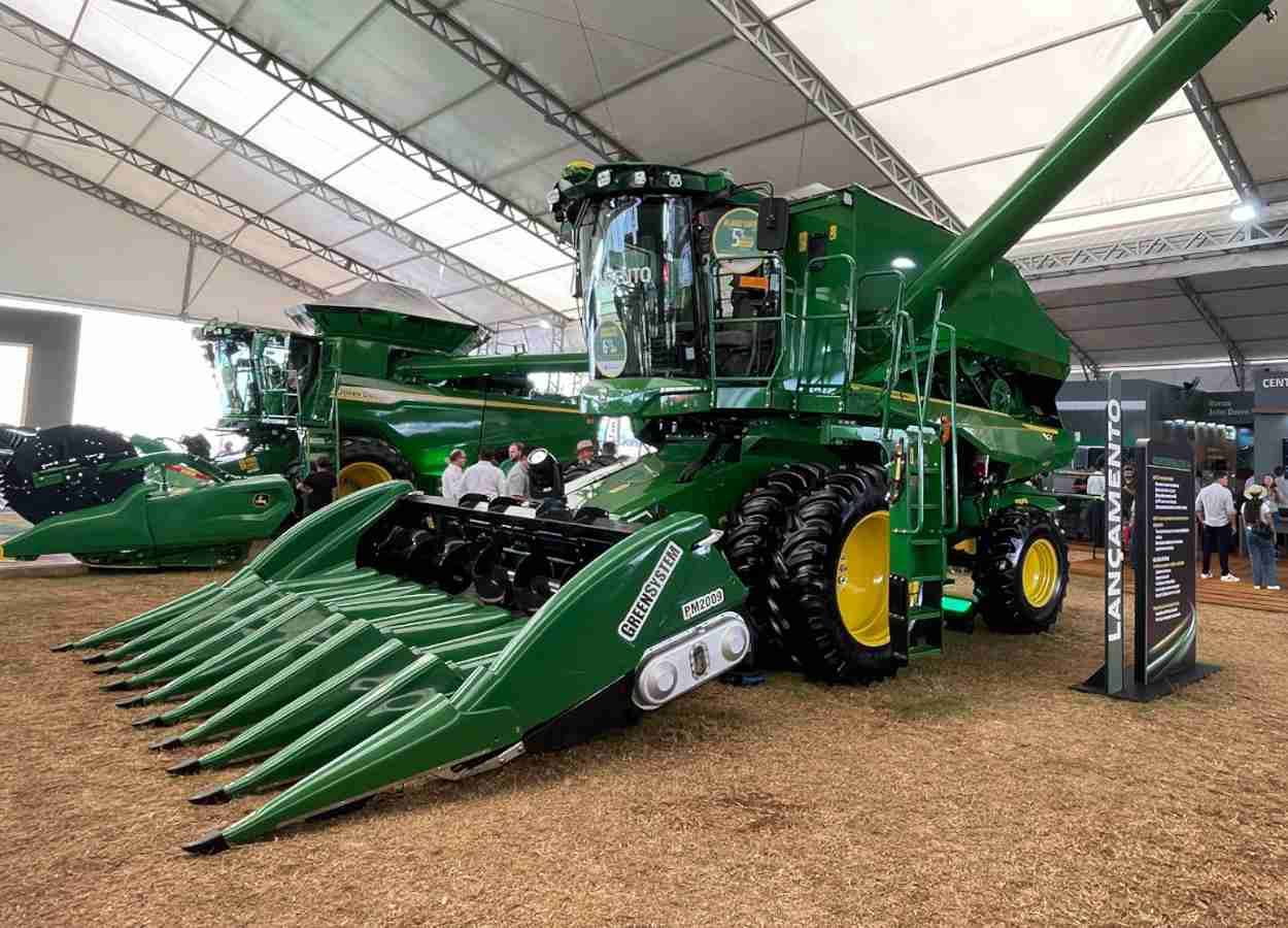 John Deere mostra colheitadeira S4 e pulverizador 1025E na Expodireto