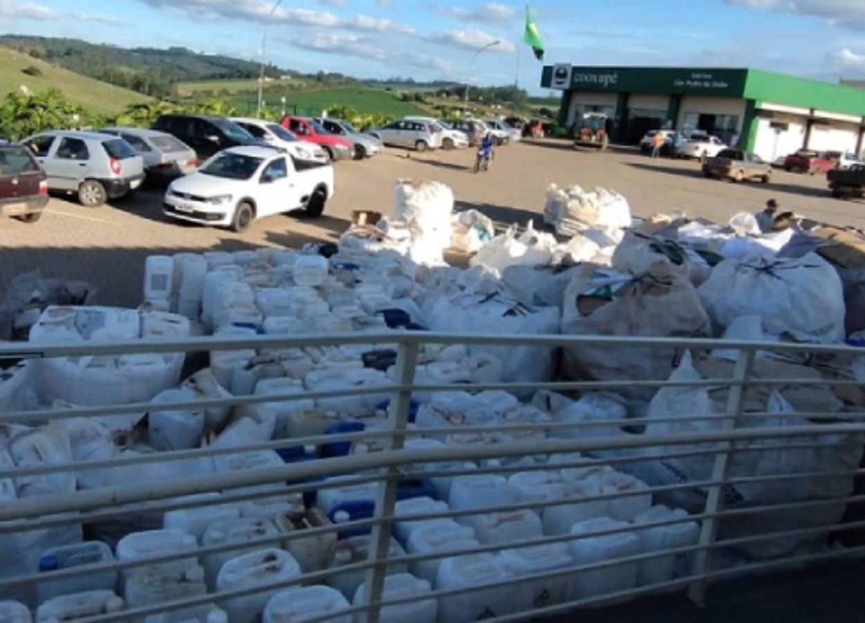 Emater recolhe quase 2 toneladas de embalagens de pesticidas no Sul de Minas