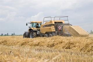 Solução em biomassa, enfardadora Challenger 2270XD é destaque da Valtra na Agroleite 2016