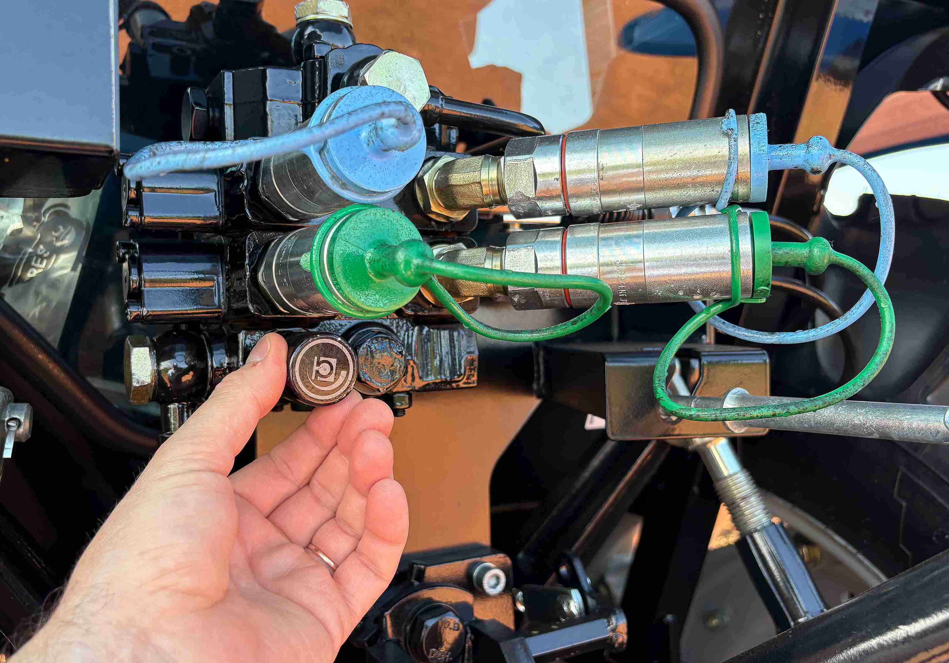 O MT4 70 tem dois pares de válvulas de controle remoto (VCR), com ajuste de vazão de 0 a 35 L/min e possui um registro para ajustar a vazão em casos específicos