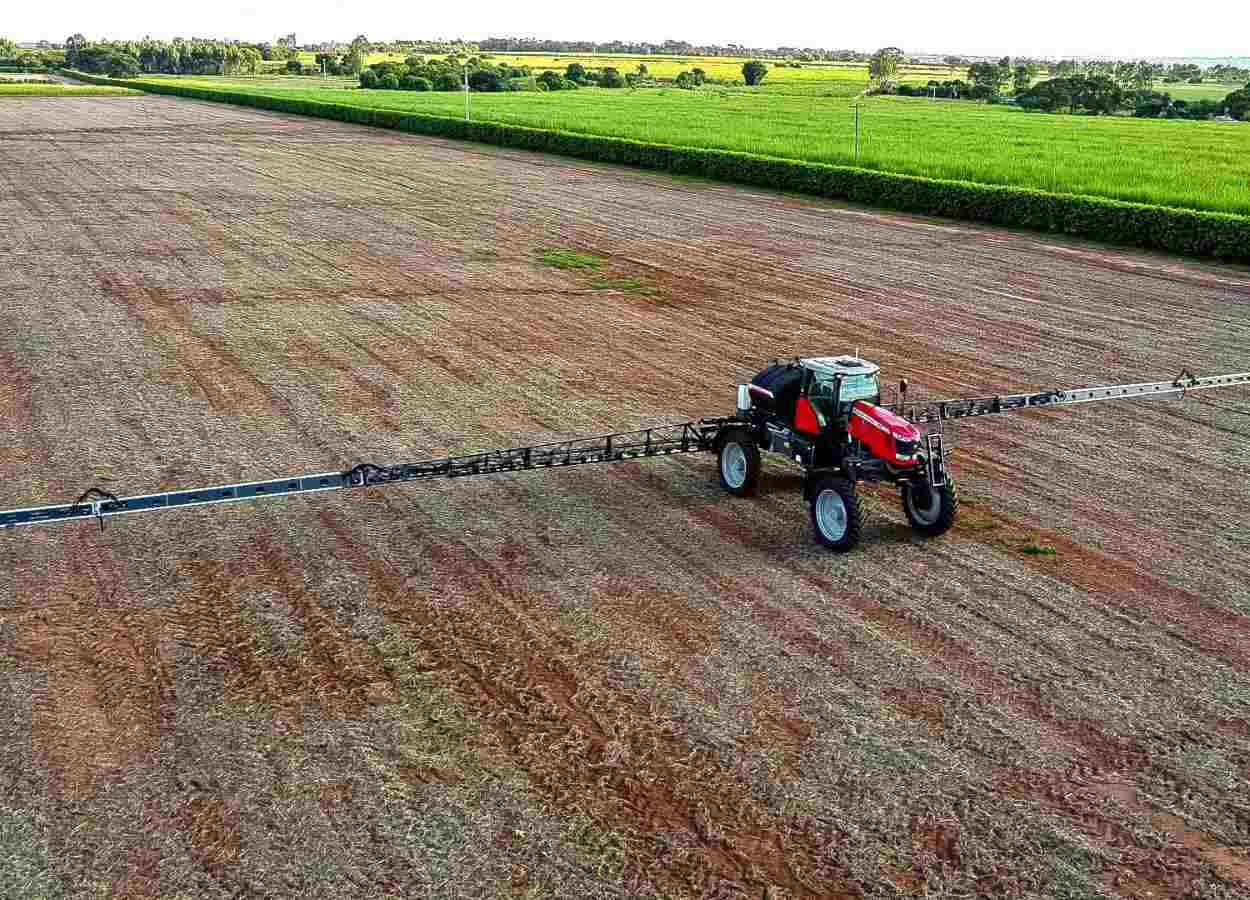 Pulverizador MF 500R leva tecnologia e economia ao campo