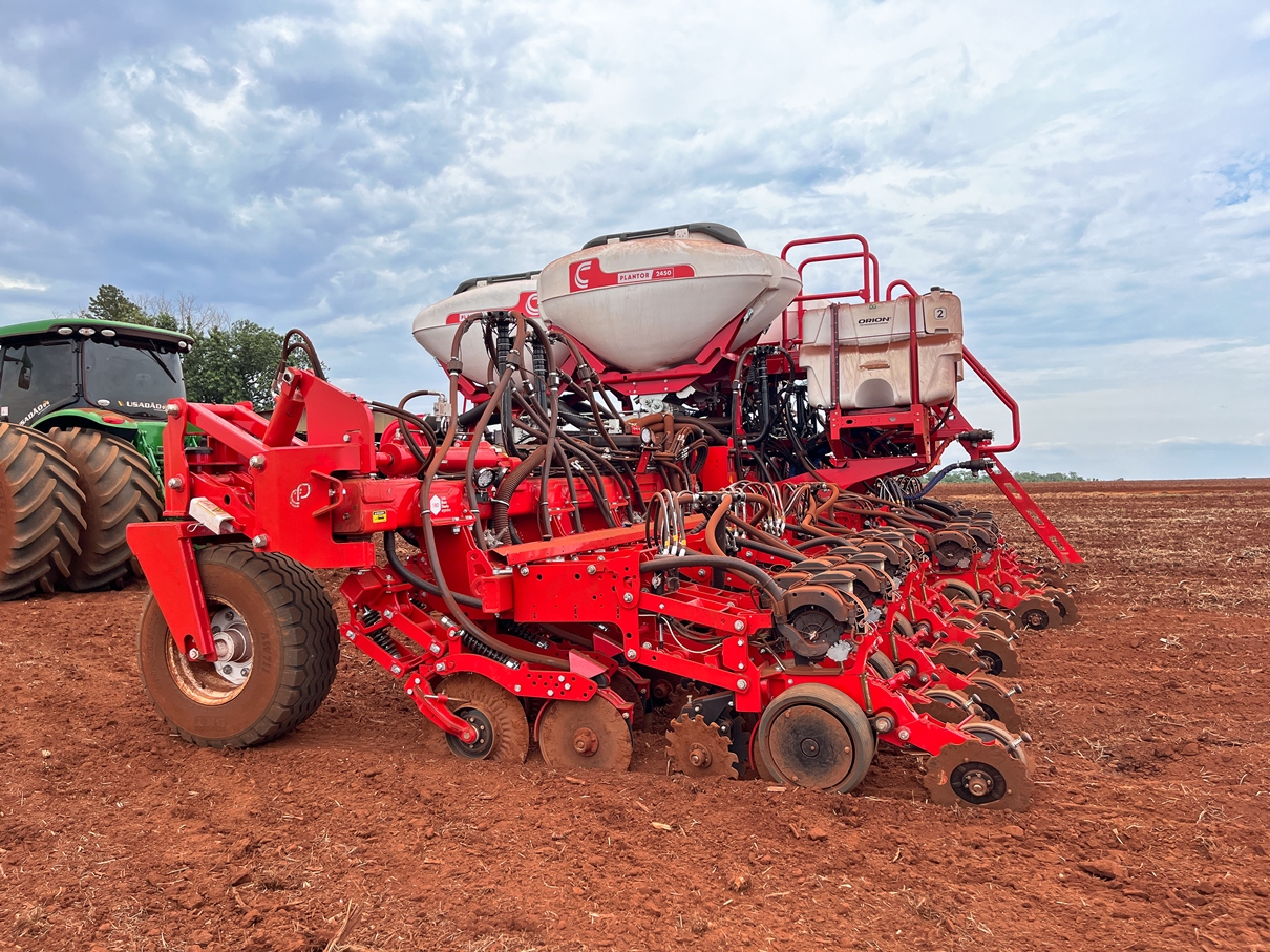 O sistema pantográfico de corte de palha e abertura do sulco para a colocação do fertilizante é individual e não depende do sistema de colocação das sementes