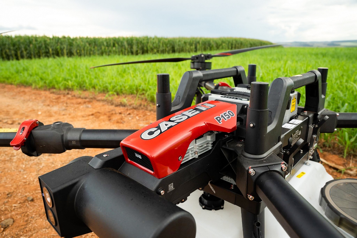 O Drone P150 da Case IH possui um radar de imagem do terreno 4D, que facilita a detecção de obstáculos e dos limites da área, e faz a correção da altura de voo quando houver declividade do terreno