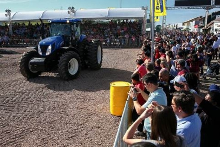 Show de máquinas atrai clientes na Expointer 2015