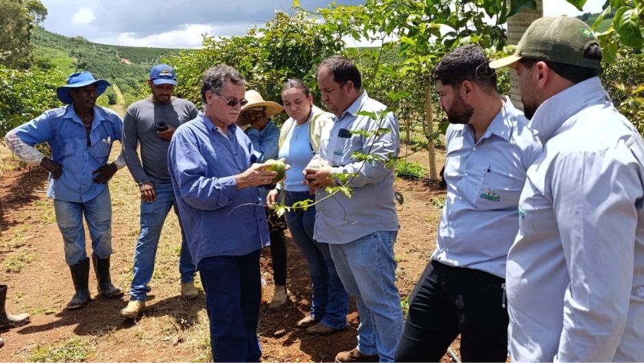 Consultor Hércules José de Oliveira (ao centro, de óculos), do viveiro Flora Brasil, ofereceu orientações técnicas sobre o manejo do maracujazeiro.