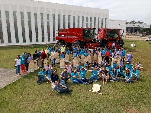 Jovens de projeto social produzem carrinhos de rolimã na fábrica da CASE