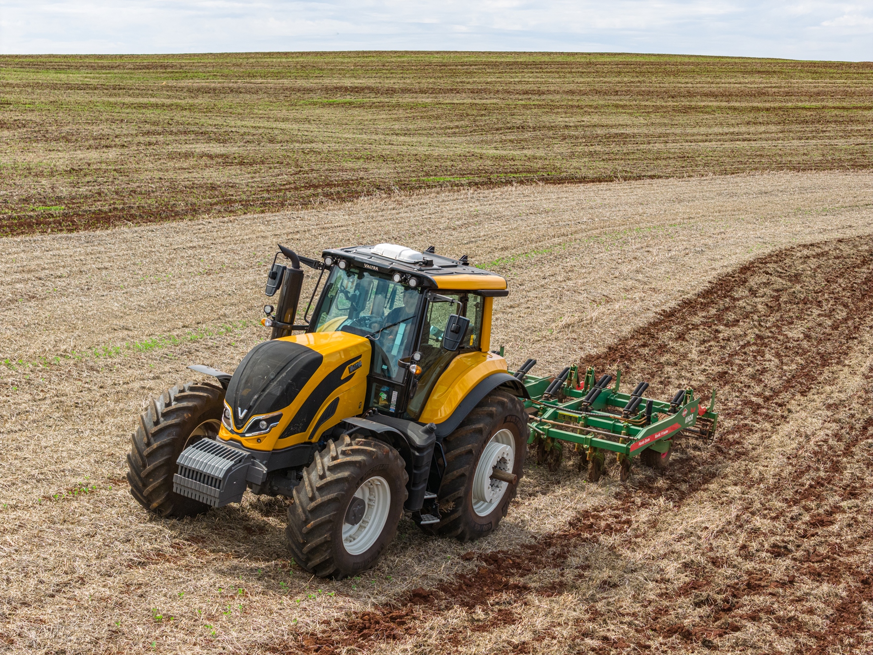 A Série M5 apresenta uma estética robusta e moderna, evidenciada pelo novo capô com design da 5ª geração