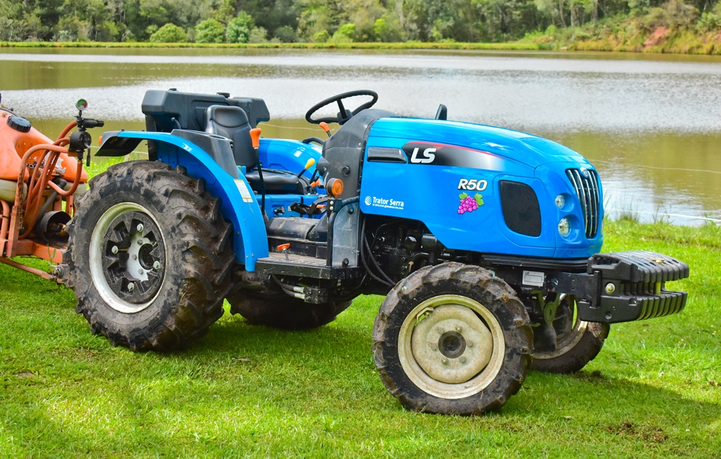 The engine fitted to this tractor is the LS brand, model S4QL, four-cylinder, 2.505cm3, mechanical injection
