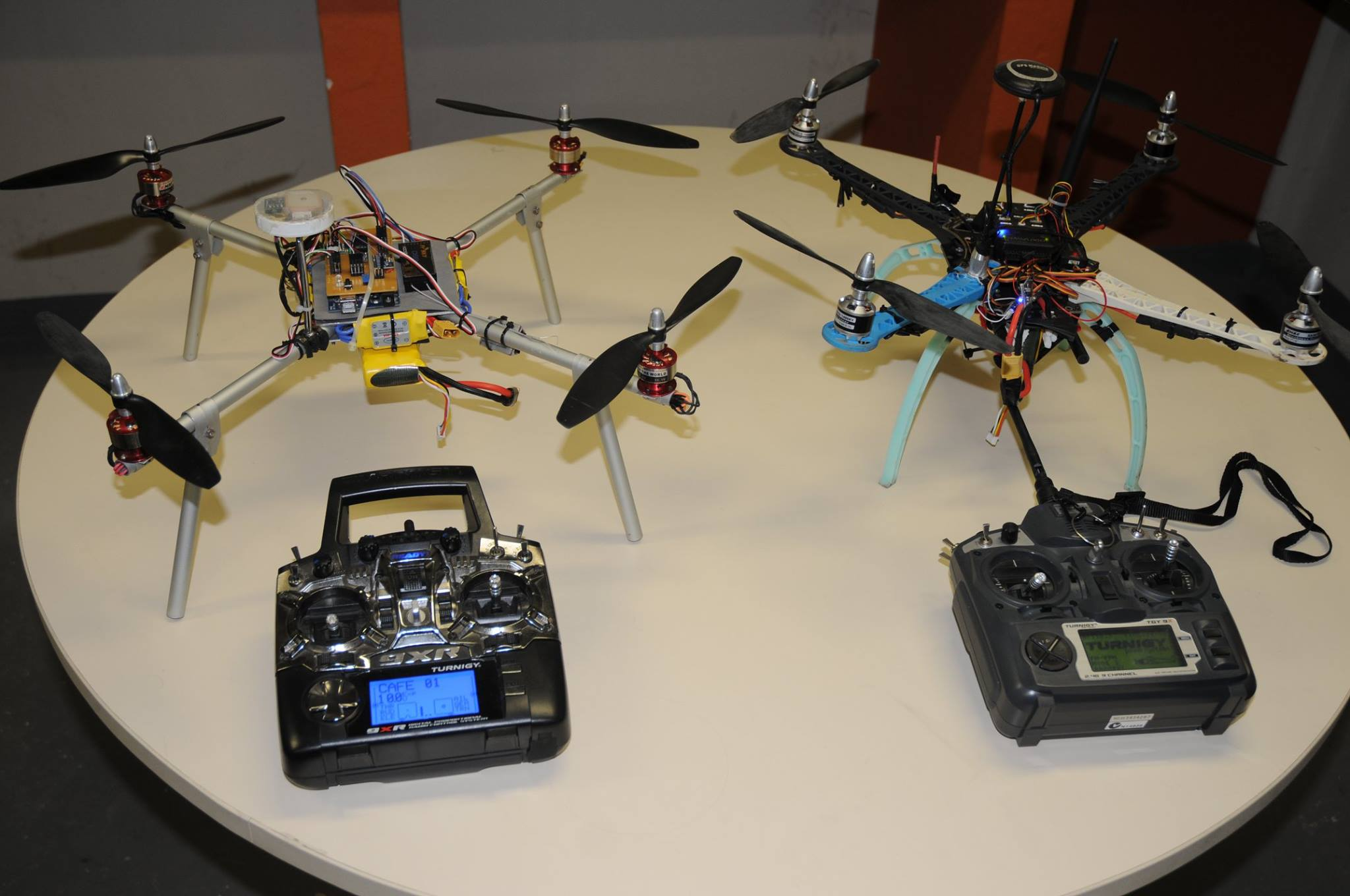 Quadricópteros desenvolvidos no Laboratório de Sistemas Inteligentes e Modelagem.