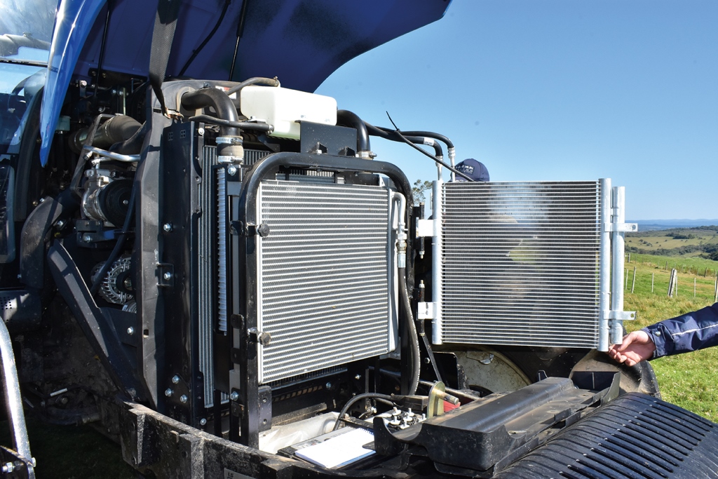 Quatro radiadores são responsáveis pelo arrefecimento do motor, do óleo da transmissão, do intercooler e do ar-condicionado