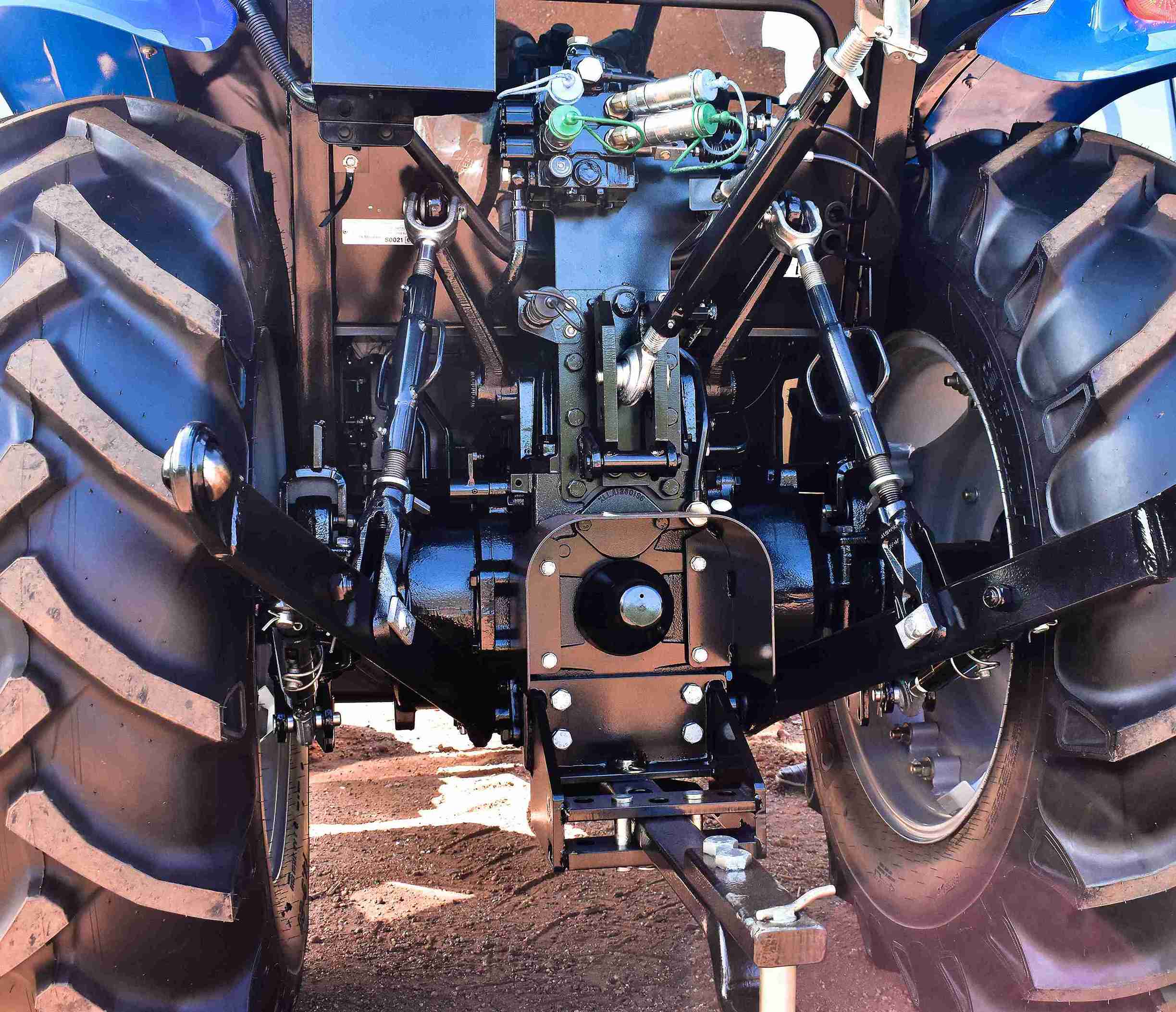 De novo, este modelo traz características, como as diferentes opções de transmissão, TDP de 540, 750 e 1.000 rpm, uma cabina original da marca, de ótima qualidade, personalizada e confortável e um motor da marca LS, bastante potente para o tamanho do trator&nbsp;