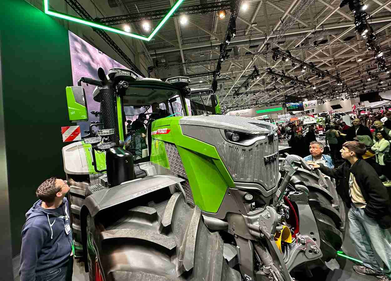 Fendt präsentiert die neue Generation des Traktors 800 Vario auf der Agritechnica 2025