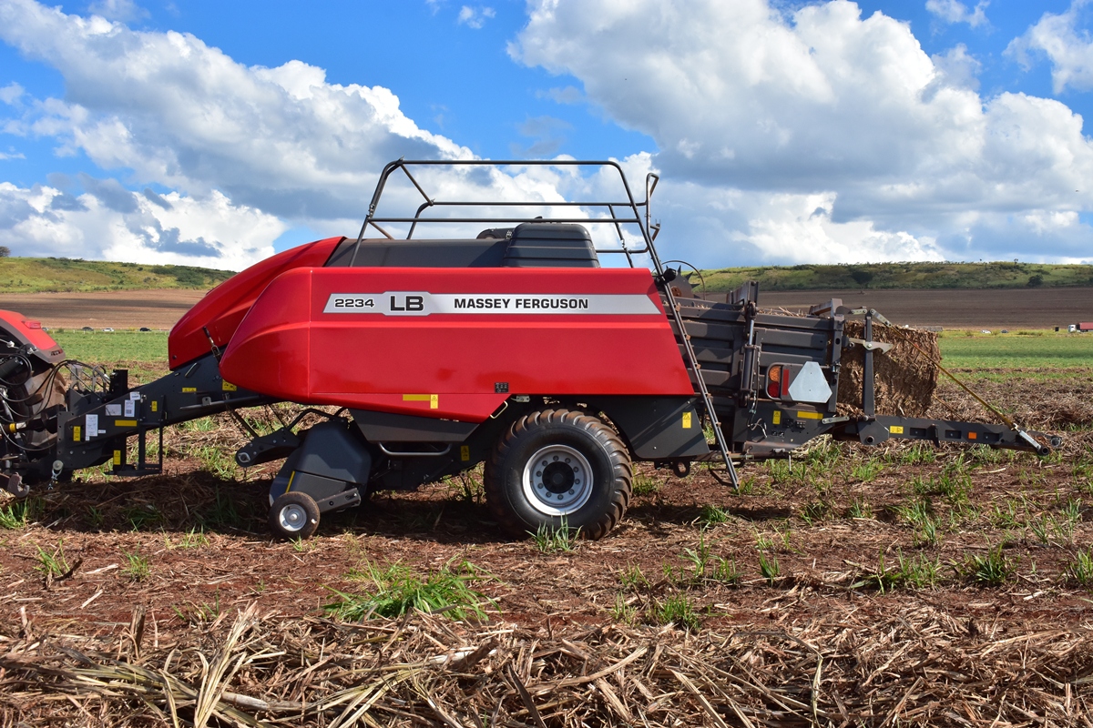 A MF 2234 que testamos produz fardos retangulares de 87,5 cm de altura, 1,20 m de largura e até 2,75 m de comprimento