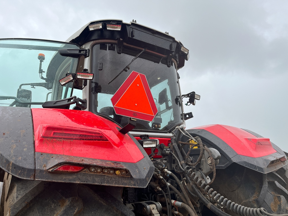 Como nas demais séries avançadas da marca, um painel localizado no paralamas traseiro pode ser usado para controlar o sistema hidráulico&nbsp;&nbsp;