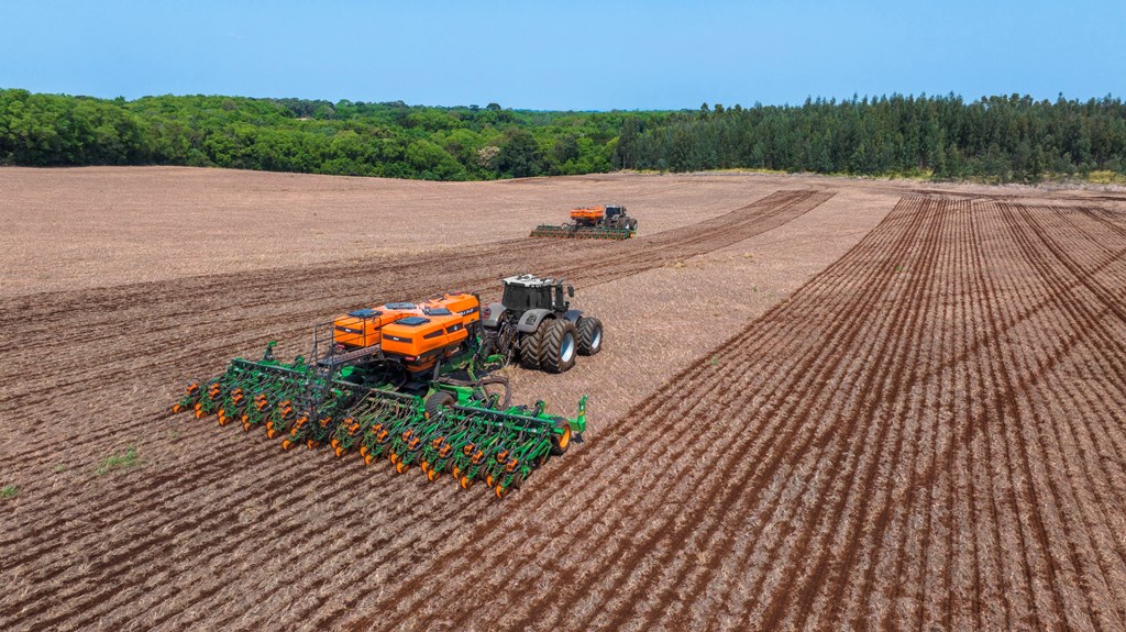 Propriedades maiores se beneficiam de plantadeiras com mais linhas, otimizando o tempo de plantio