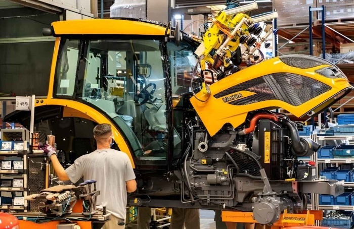 Valtra amplia uso de IA na indústria e no campo