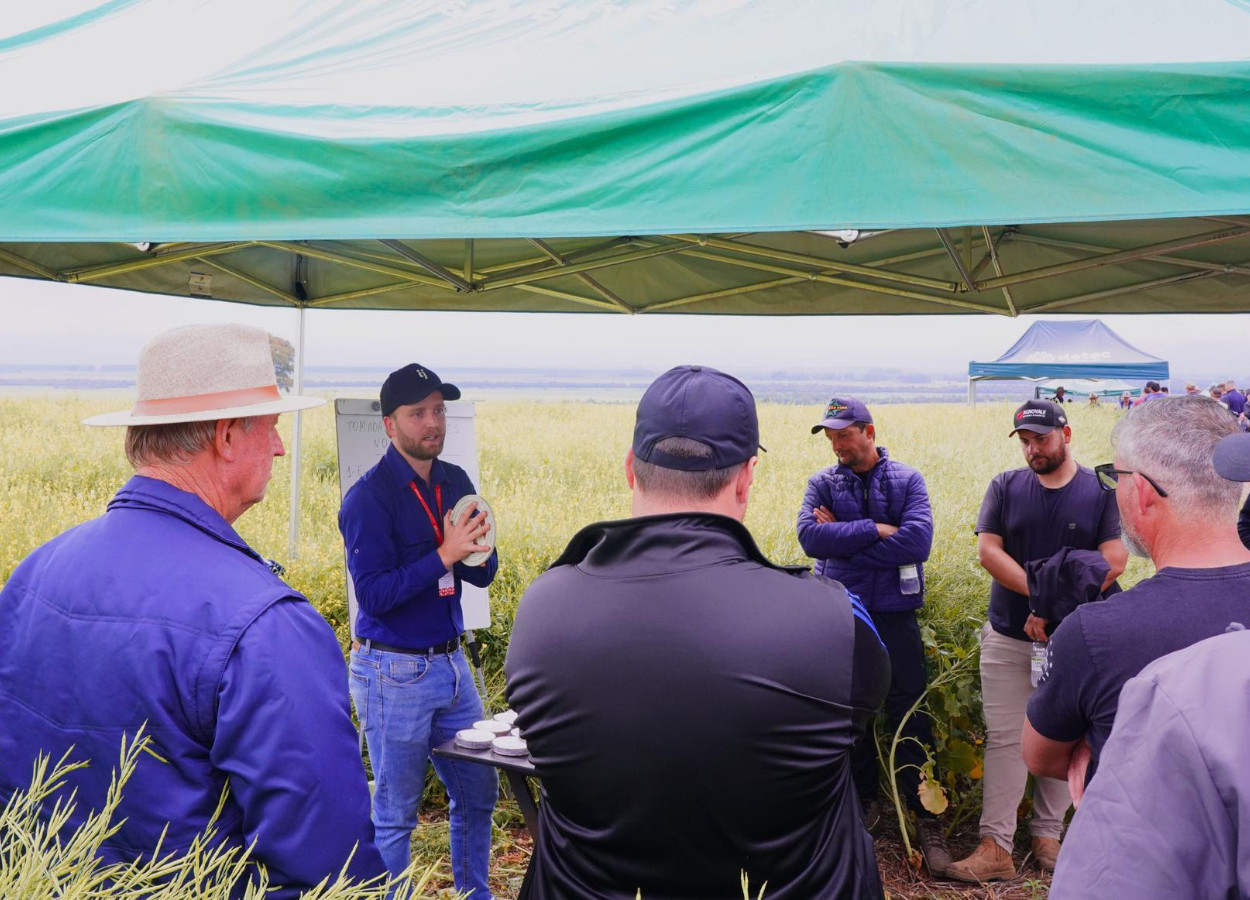 A estação sobre plantabilidade, com orientações sobre semeadura e regulagem de equipamentos foi conduzida pelo difusor Técnico da Cotrijal, Bruno Schneider - Foto: Raíza Goi Borba, Cotrijal