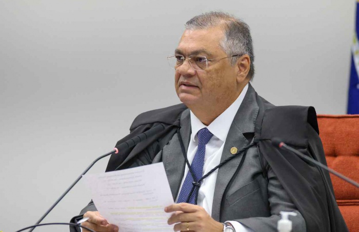 Flavio Dino mantém embargos a propriedades rurais na Amazônia e no Pantanal