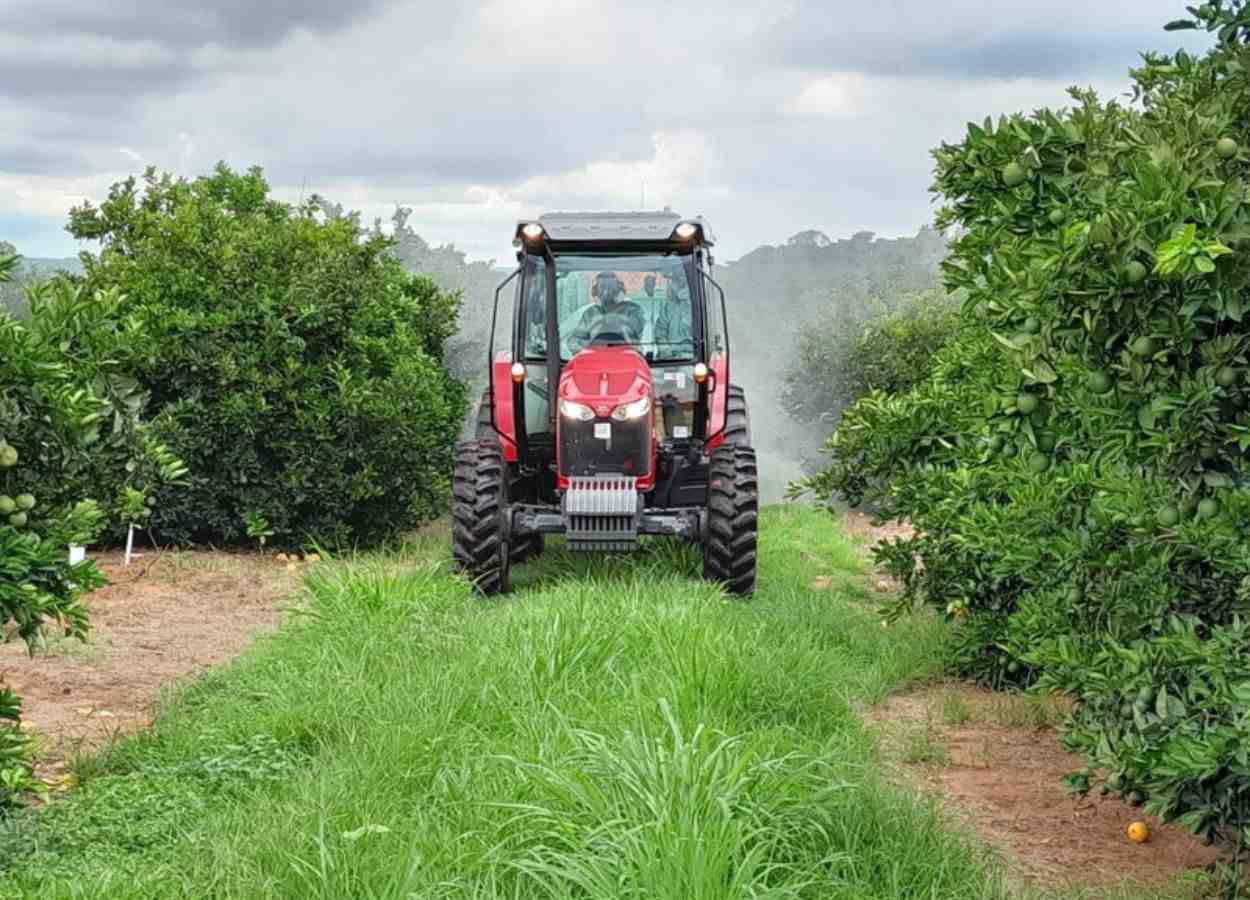 Los tractores impulsan la mecanización en la citricultura brasileña