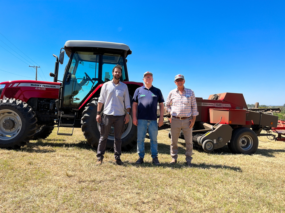 O Test drive foi realizado em Holambra, numa área da Fibrafeno, empresa especializada em produzir material, enfardar e comercializar o feno de gramínea