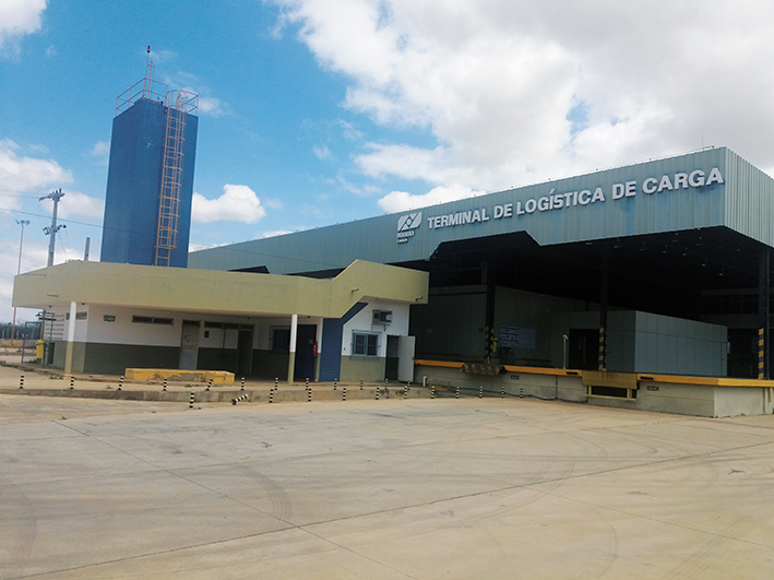 Vista geral do terminal de logística de frutas produzidas no perímetro irrigado do Vale do São Francisco no Aeroporto Nilo Coelho, Petrolina (PE).